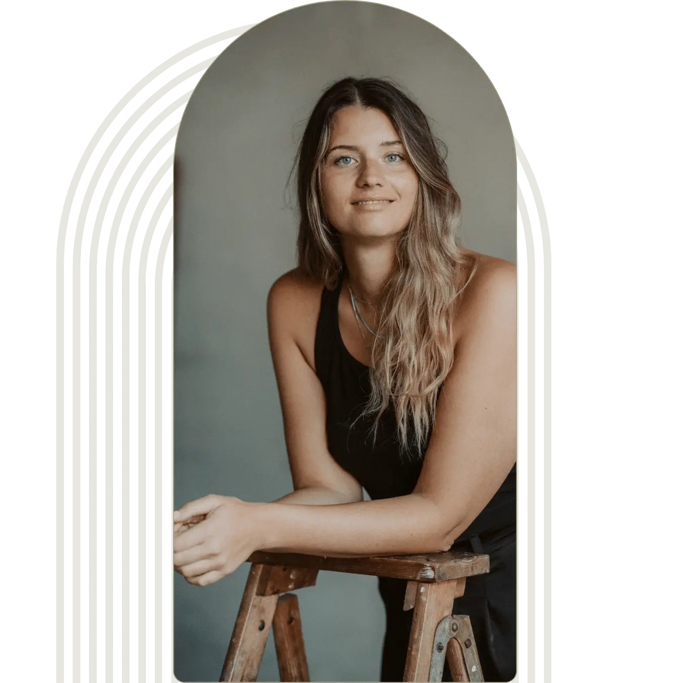 Alessia lehnt mit ihren Armen auf einem Holzhocker