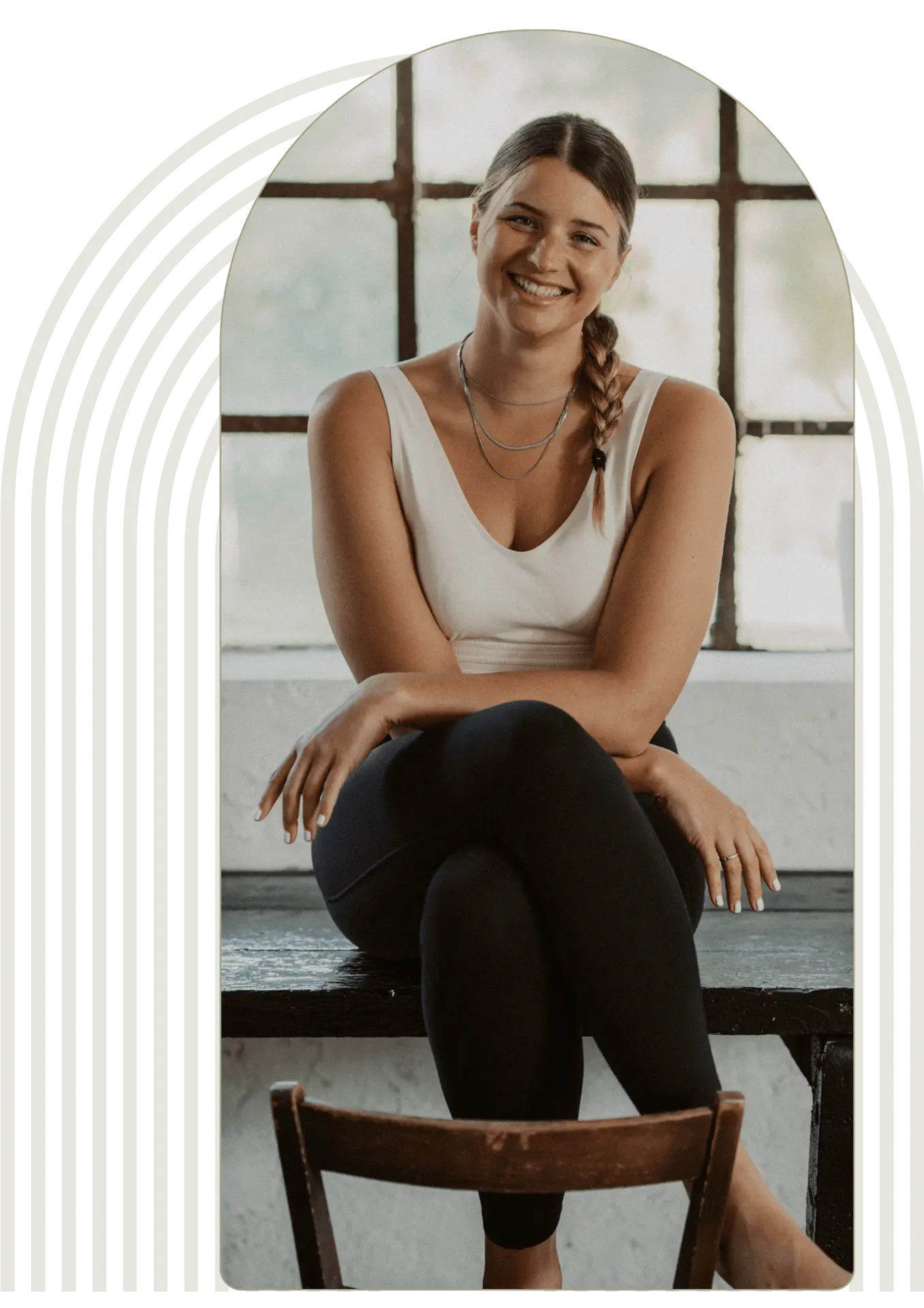 Alessia sitzt mit überschlagenen Beinen auf einem Tisch